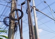 Kabel Semrawut di Jalan Chairil Anwar Bekasi Bahayakan Pengguna Jalan