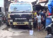 Warga 2 RW Muara Angke Jakarta Utara Rela Antri Air Bersih
