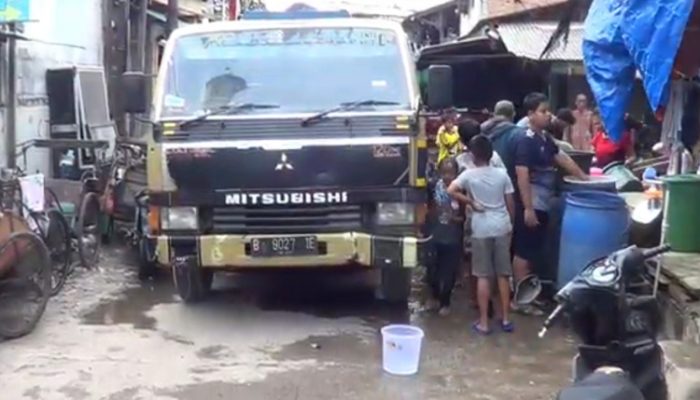 Warga 2 RW Muara Angke Jakarta Utara Rela Antri Air Bersih