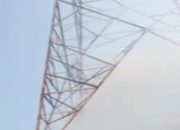 Tower Sutet di Pedurenan Kota Bekasi Meledak Dan Muncul Asap Tebal Putih