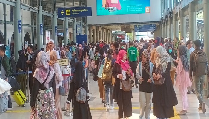 Libur Maulid Nabi Muhammad, Stasiun Pasar Senen Dipadati Penumpang
