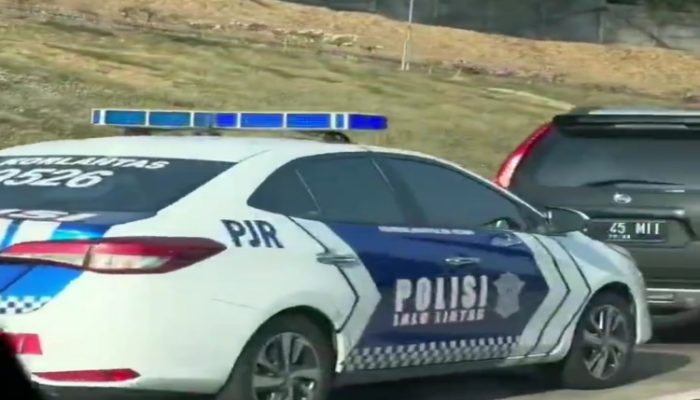21 Mobil Melintas di Tol Layang MBZ Alami Pecah Ban Beruntun