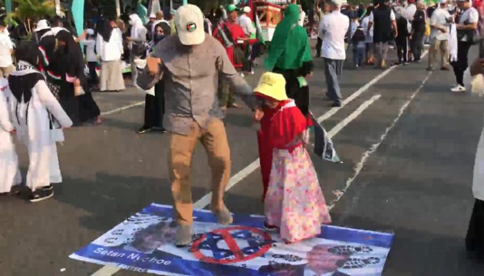 Ribuan Warga Bekasi Tumplek Blek Aksi Solidaritas dan Donasi Untuk Palestina