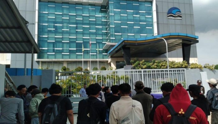 Dirutnya Diduga Terlibat TPPU, Puluhan Masa Aksi Geruduk Kantor PDAM Tirta Bhagasasi