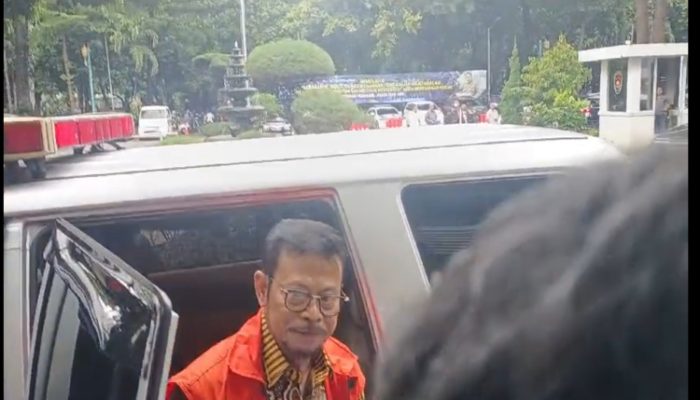 Mantan Mentan SYL Malas Jawab Pertanyaan Wartawan Saat Tiba Di Mapolda Metro Jaya
