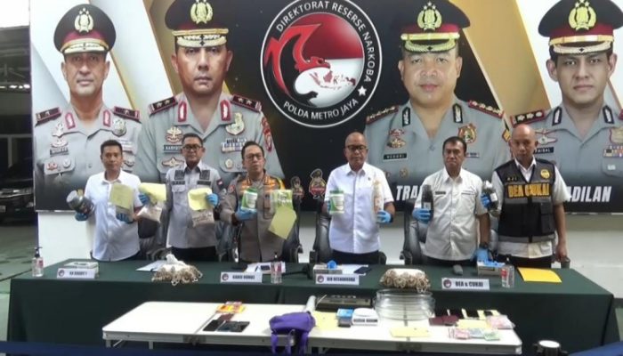 Polda Metro Tangkap WNA Portugal Penyelundup Kokain Cair
