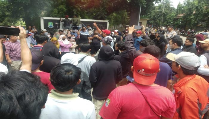 Tiga Bulan Gaji Tak Dicairkan, PHL Kebersihan Nilai Pj Wali Kota Bekasi Tak Punya Empati