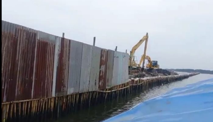 Pegiat Mangrove dan Nelayan Soroti Pengurugan Bibir Pantai Tarumajaya oleh PT TRPN