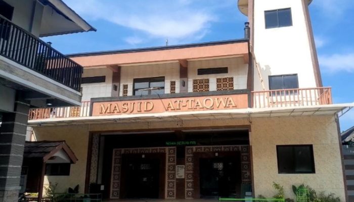 Foto Tiga Jari Mas Tri Hanya Spontanitas Permintaan Warga, Pihak Masjid Undang Untuk Acara Maulid Bukan Kampanye