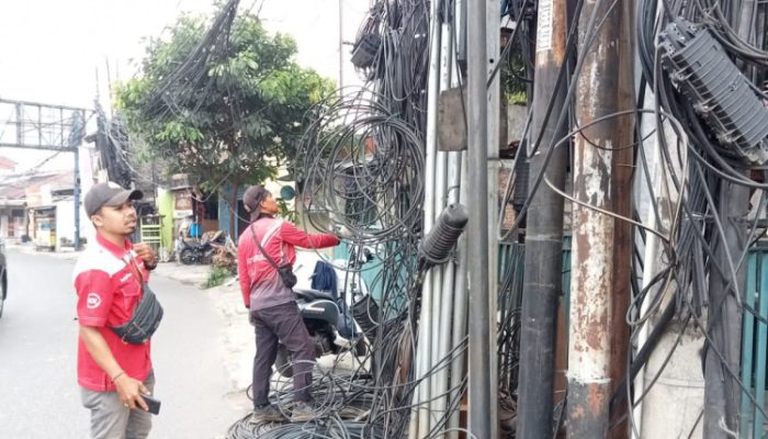Disorot Masyarakat Karena Rusak Estetika, DBMSDA Gerak Cepat Bersihkan Kabel Udara Yang Tak Beraturan