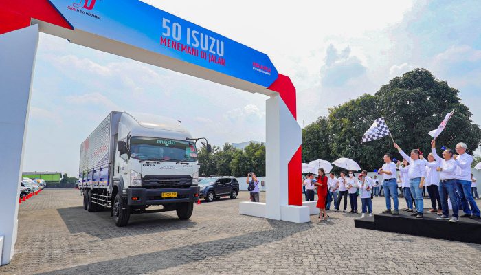 50 Isuzu Menemani di Jalan,  Konvoi 50 Kendaraan dan Tanam 50 Pohon Trembesi 