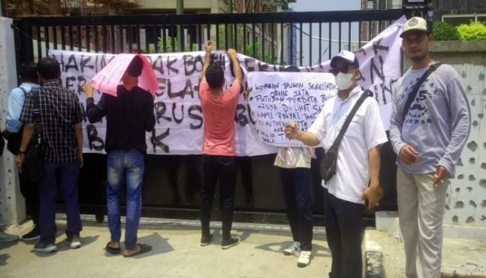 Ratusan Masa Korban Investasi Bodong Edcash Desak PN Bekasi Laksanakan Putusan PT Bandung