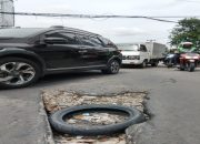 Gawat Lubang Menganga Jalan Raya Pekayon Ancam Pengendara