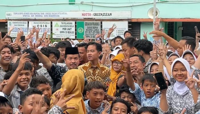Desak-desakan, Wapres Gibran Kewalahan Layani Foto Bersama Para Siswa SMPN 30 Kota Bekasi
