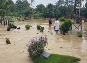 Luapan Kali Cikeas Rendam Ratusan Makam di TPU Jatisari Bekasi