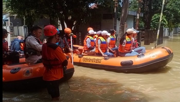 Puteri Indonesia Jabar Banten Hadir Ditengah Korban Banjir Bekasi Timur