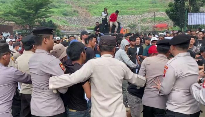Unjuk Rasa Berujung Ricuh, Ratusan Warga Desak RDF Milik Pemprop Jakarta Pekerjakan Warga Sekitar