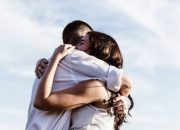 Penelitian Ungkap Orang Kurang Pelukan dari Pasangan Cenderung Stress