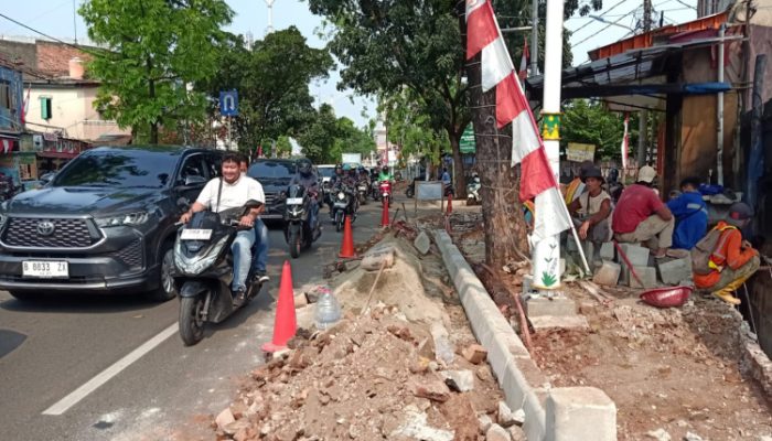 Timbulkan Polusi dan Macet, Proyek Trotoar Meruya Utara Jakbar di Keluhkan Warga