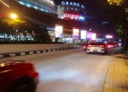Pertaruhan Nyawa Pengendara Motor Saat Melintas Kalimalang Bekasi Akibat Jalan Rusak