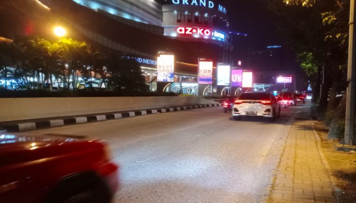 Pertaruhan Nyawa Pengendara Motor Saat Melintas Kalimalang Bekasi Akibat Jalan Rusak