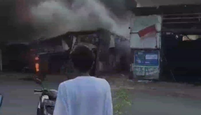 Main Bakar Sampah Dicuekin Berujung Kebakaran Sejumlah Lapak di Mustikasari Kota Bekasi