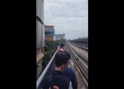 Duh LRT Mogok di Bekasi, Penumpang Tujuan Jakarta Jalan Kaki Susuri Rel