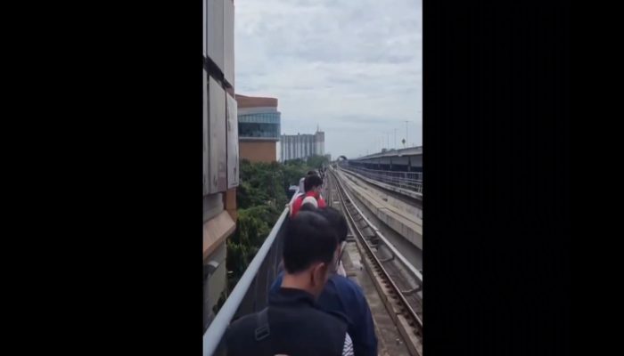 Duh LRT Mogok di Bekasi, Penumpang Tujuan Jakarta Jalan Kaki Susuri Rel