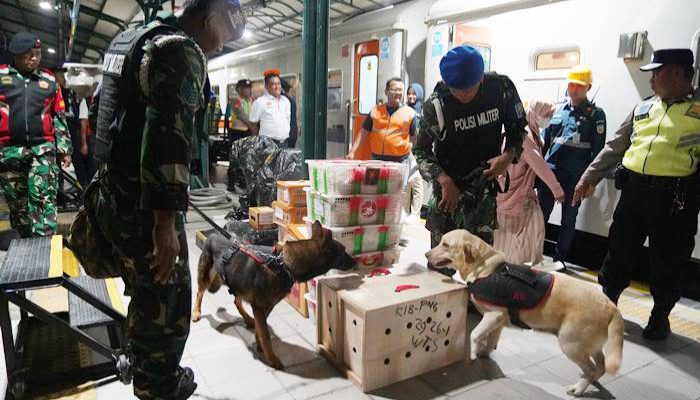 Putus Rantai Peredaran Narkoba Saat Nataru, KAI Daop 7 Madiun Lakukan Inspeksi Malam KA Parcel dengan K9
