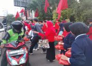 Ramadan Penuh Kepedulian, PDI Perjuangan Bekasi Selatan Turun ke Jalan Berbagi Takjil