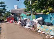 Penanganan Sampah di Bekasi Dinilai Sekadar Lips Service, Gunungan Sampah Mengular di Samping Kantor Pemkot