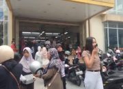 Pengunjung Membludak, Warga Serbu Toko di Pasar Proyek Bekasi Timur