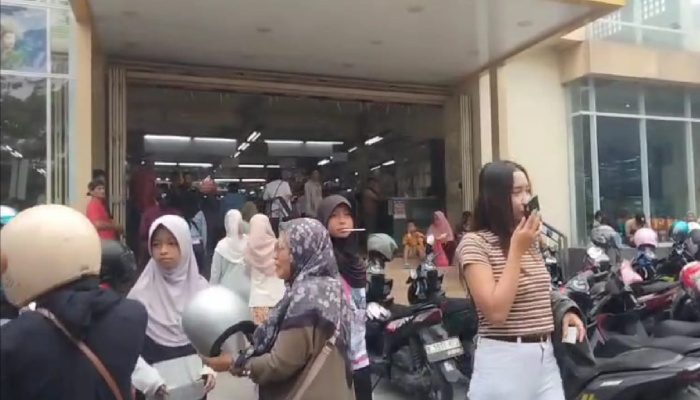 Pengunjung Membludak, Warga Serbu Toko di Pasar Proyek Bekasi Timur