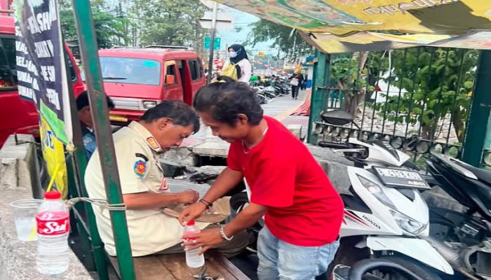 Viral Lansia Berseragam Satpol PP Kota Bekasi Sakit dan Linglung di Stasiun Bekasi, Sekdispol PP Bergerak Cepat Lakukan Penanganan