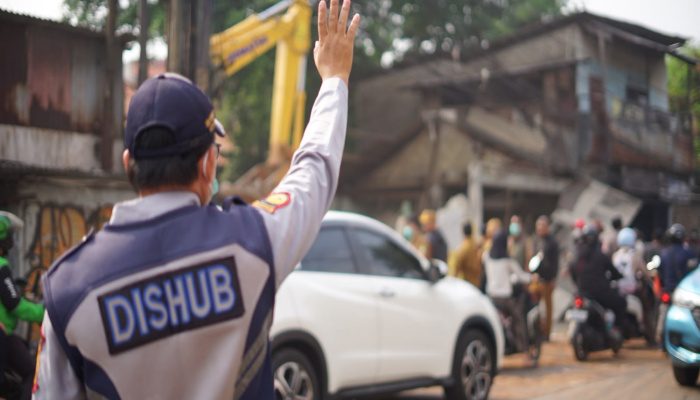 40 Bangunan Liar Bantaran Kali Harun Pondok Melati Ditertibkan