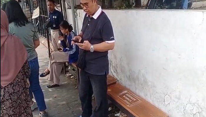 Ironis! Warga Bikin sendiri Bangku Tunggu Transjakarta di Jatiasih Bekasi, Pemerintah Kemana?