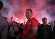 Bersama Ribuan Warganya, Wali Kota Bekasi Nobar Timnas Sepakbola Sekaligus Berbagi Doorprize