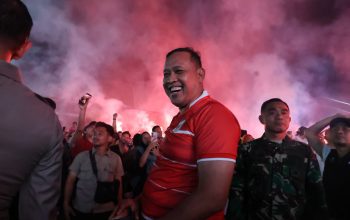 Bersama Ribuan Warganya, Wali Kota Bekasi Nobar Timnas Sepakbola Sekaligus Berbagi Doorprize