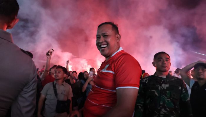 Bersama Ribuan Warganya, Wali Kota Bekasi Nobar Timnas Sepakbola Sekaligus Berbagi Doorprize
